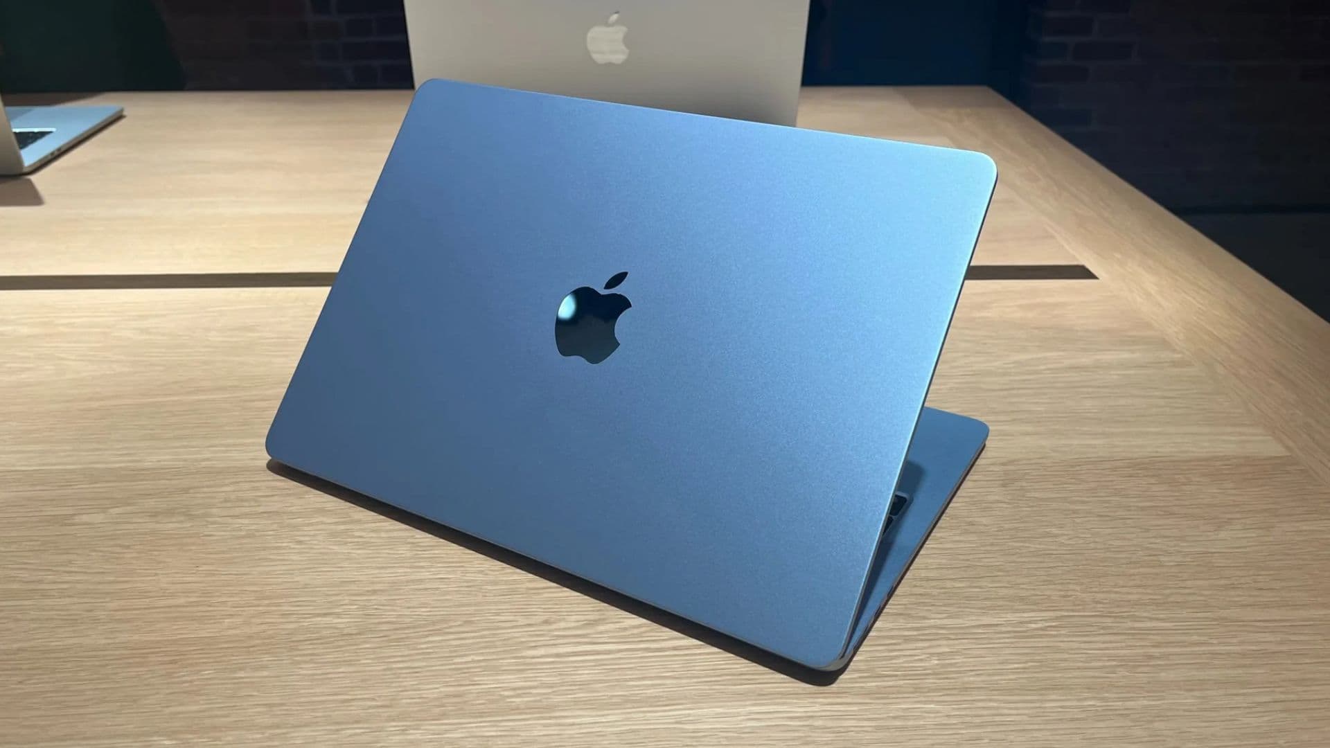 Macbook Air M5: Khám phá thế hệ MacBook mỏng nhẹ với chip mới